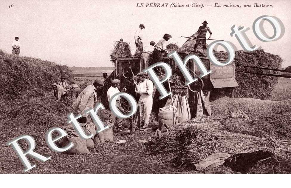 En moisson, une batteuse