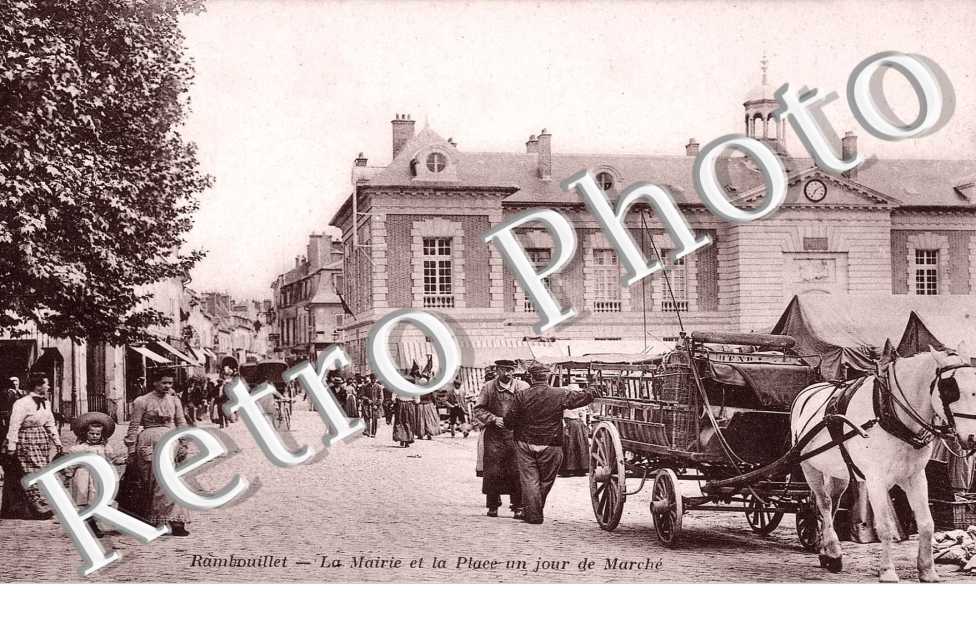 La Mairie et la Place un jour de Marche