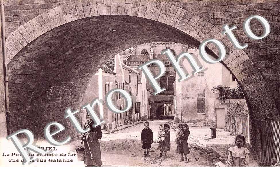 Le pont du chemin de fer vue de la rue Galande