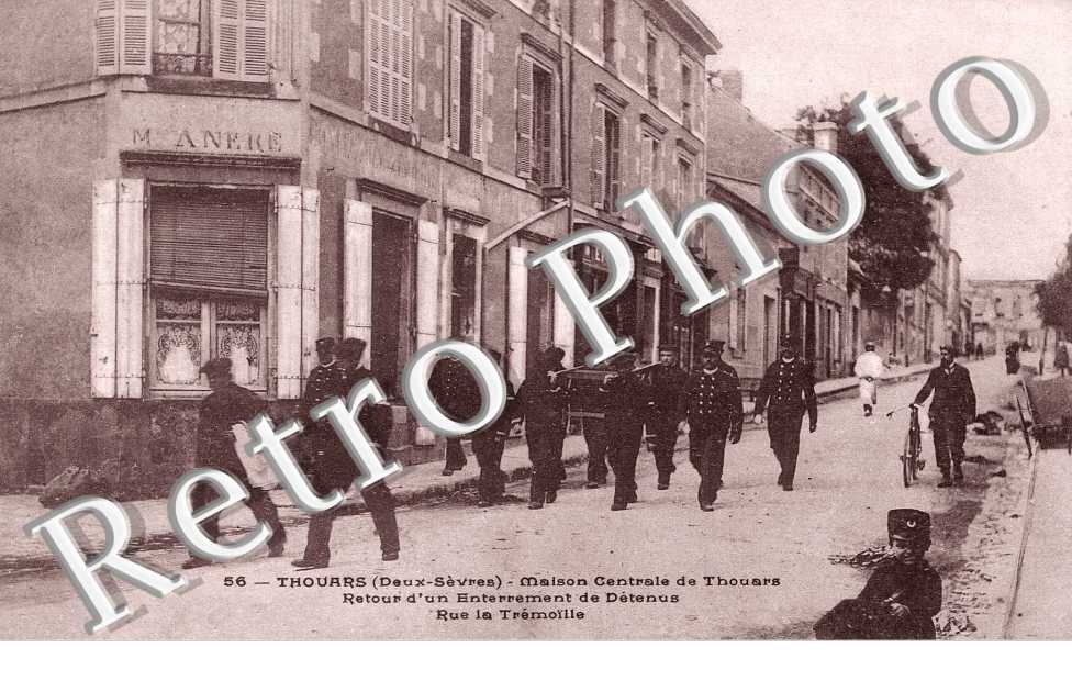 Maison centrale de Thouars. RETOUR D'UNE ENTERREMENT DE DETENUS. Rue le Tremoille