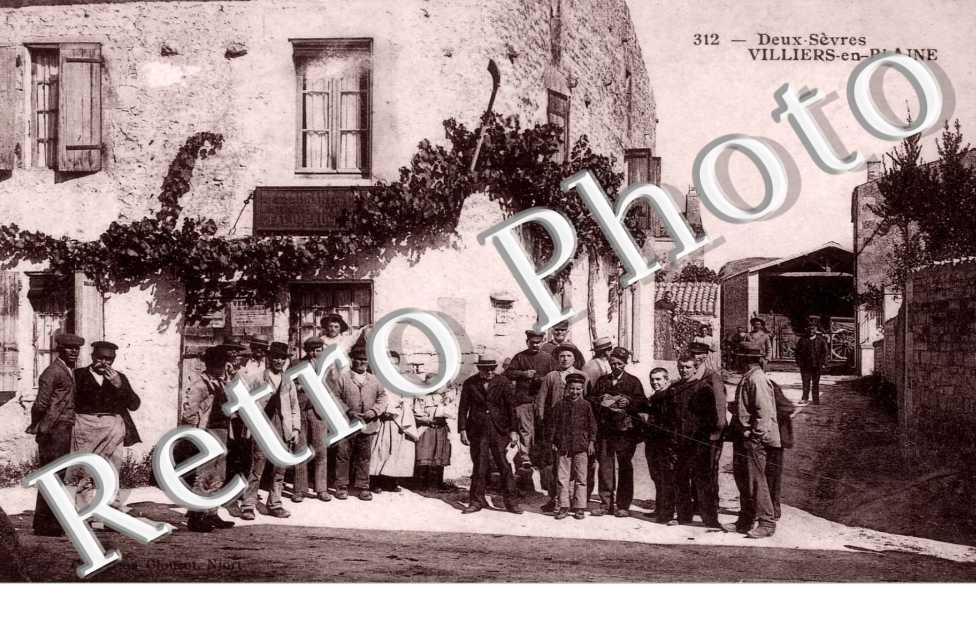 Groupe de Villageois sur la Place