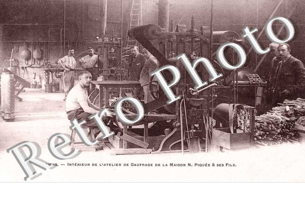 INTERIEUR DE L'ATELIER DE GAUFRAGE 