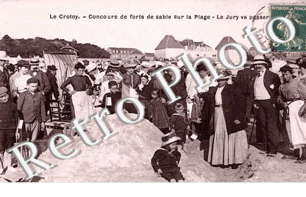 Concours de forts de sable sur la plage - le jury va passer