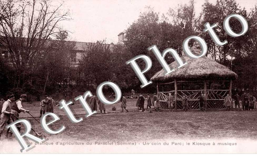 Ecole pratique d'agriculture du Paraclet - un coin du parc, le kiosque a musique