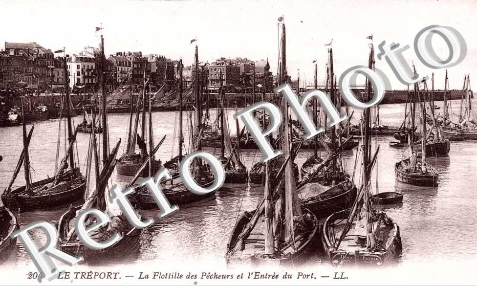 LA FLOTILLE DES PECHEURS ET L'ENTREE DU PORT