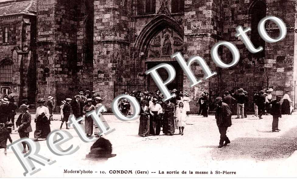 la sortie de la messe a Saint-Pierre