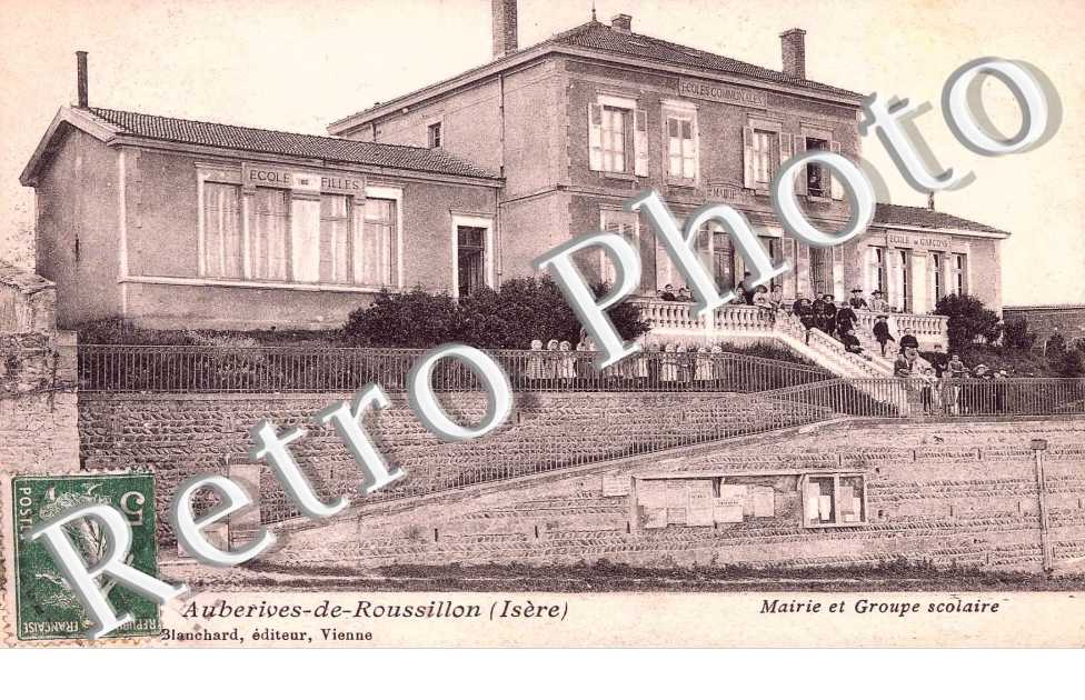 Auberives de Roussillon, Entree du Village, Mairie et Groupe Scolaire