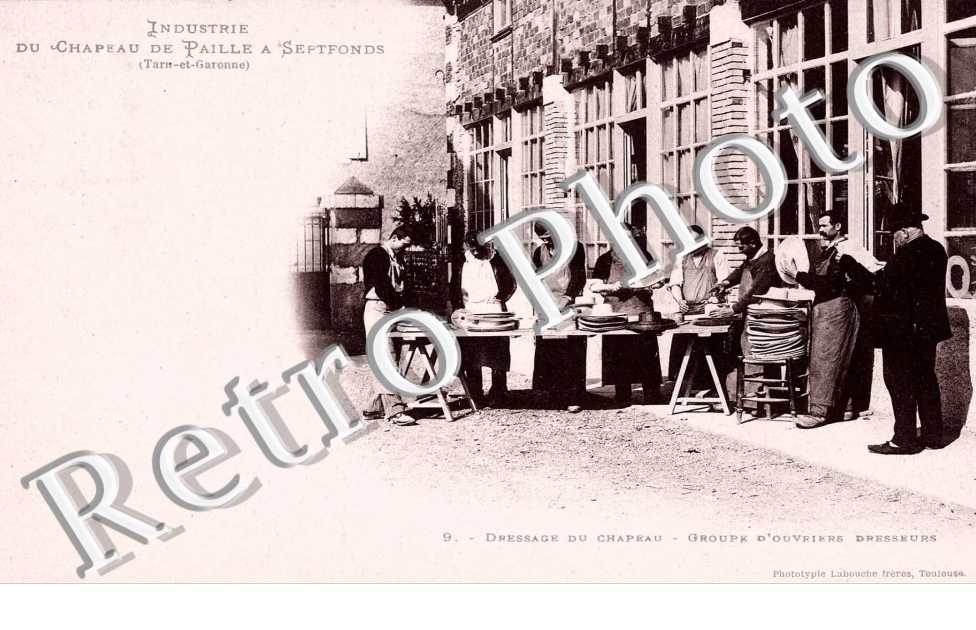 Industrie du chapeau de paille, dressage du chapeau, groupe d' ouvriers dresseurs