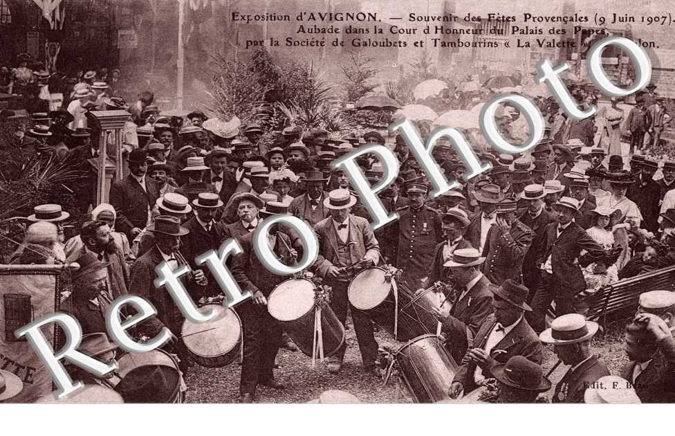 Exposition - souvenir de fetes provencales 9 juin 1907 - Aubade dans la cour d'honneur du Palais des Papes