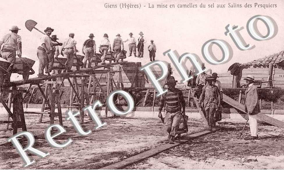 La mise en camelles du sel aux Salins des Pesquiers