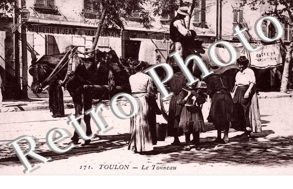 le tonneau devant la marbrerie Saint Jean du Var