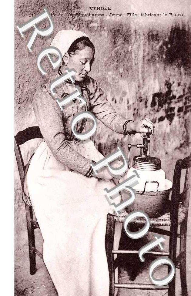 Coiffe de l'Oie - jeune fille fabriquant le beurre