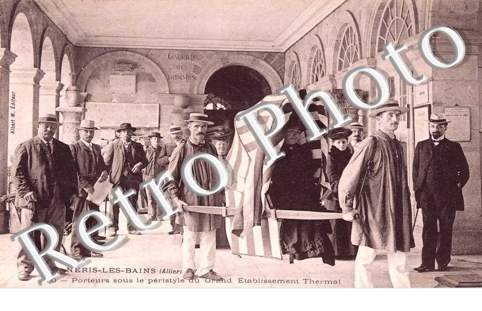 Porteurs sous le peristyle du Grand Etablissement Thermal