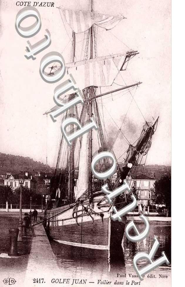 Voilier dans le port