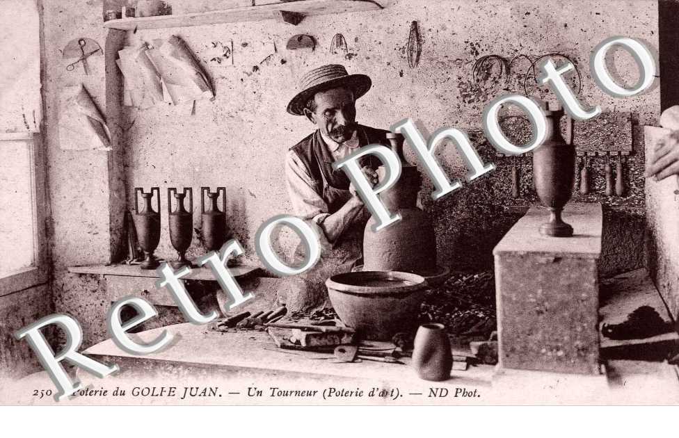 un tourneur (poterie d'art)