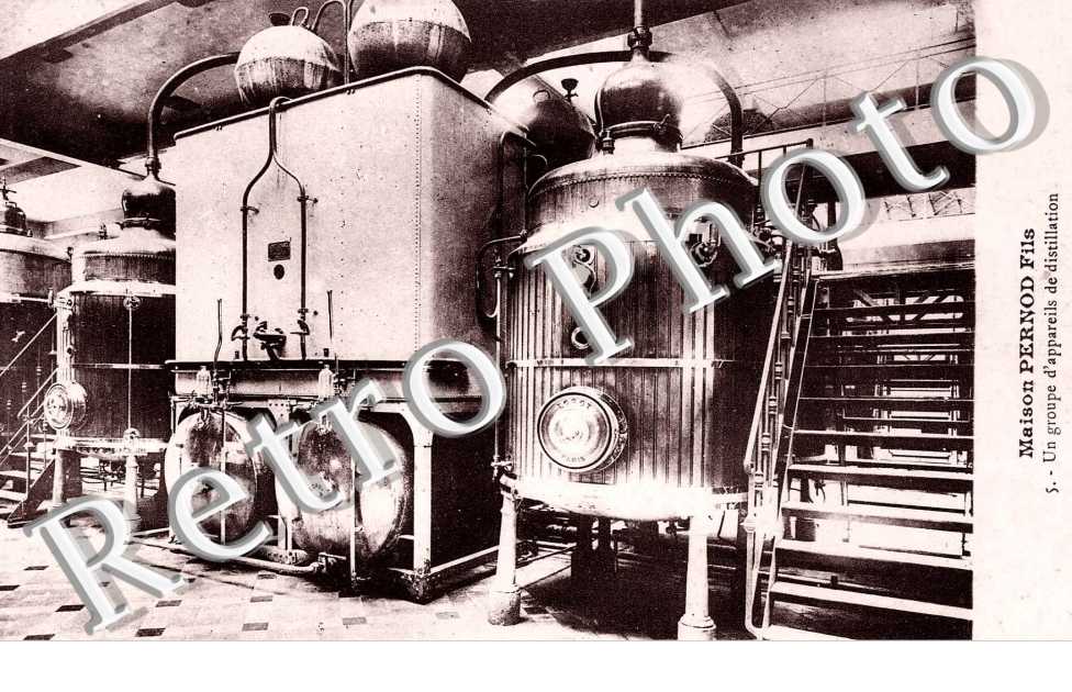 Maison Pernod fils Un groupe d'appareils de distillation