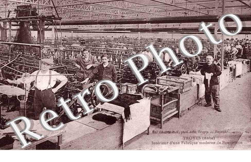 INTERIEUR D'UNE FABRIQUE DE BONNETERIE