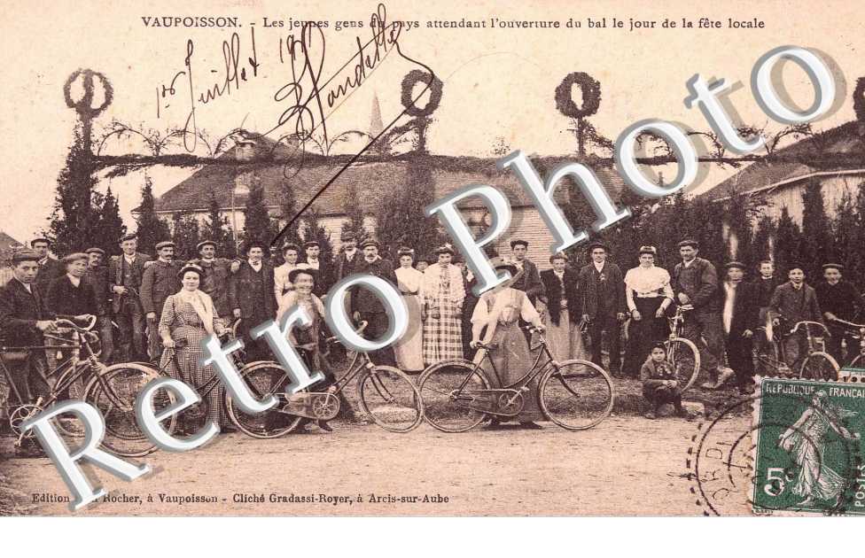 Les Jeunes Gens du Pays attendant l'ouverture du bal le Jour de la Fete locale