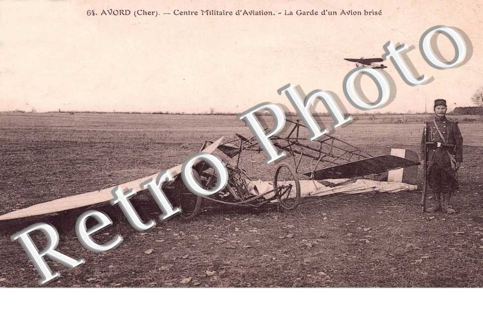 centre militaire d'aviation - la garde d'un avion brise