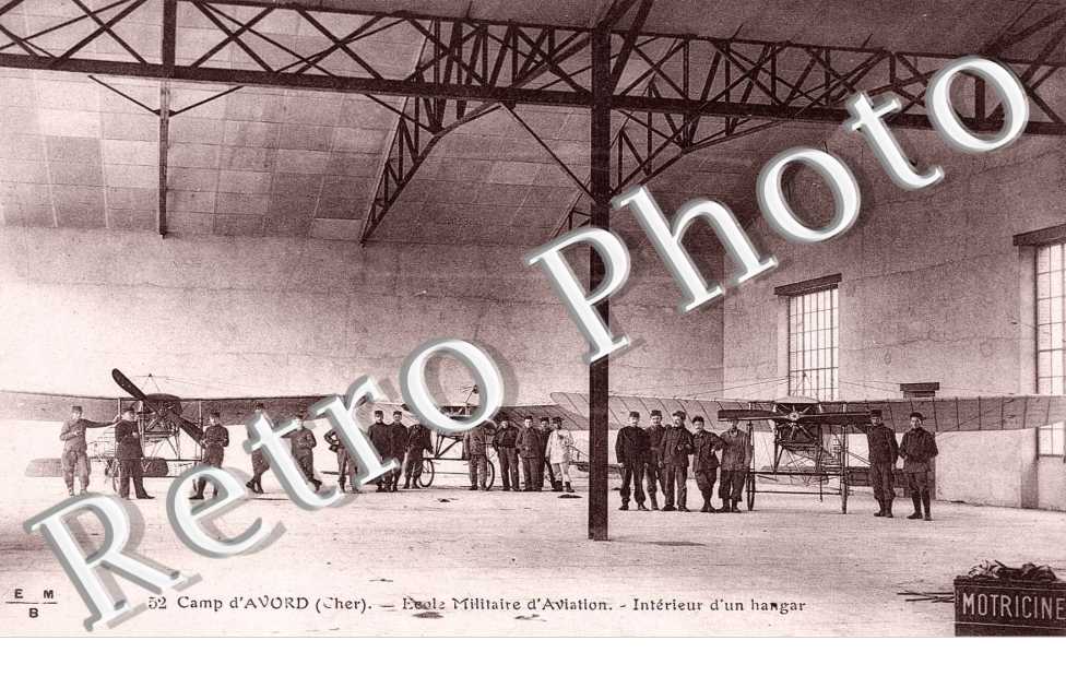 ecole militaire d'aviation- interieur d'un hangar