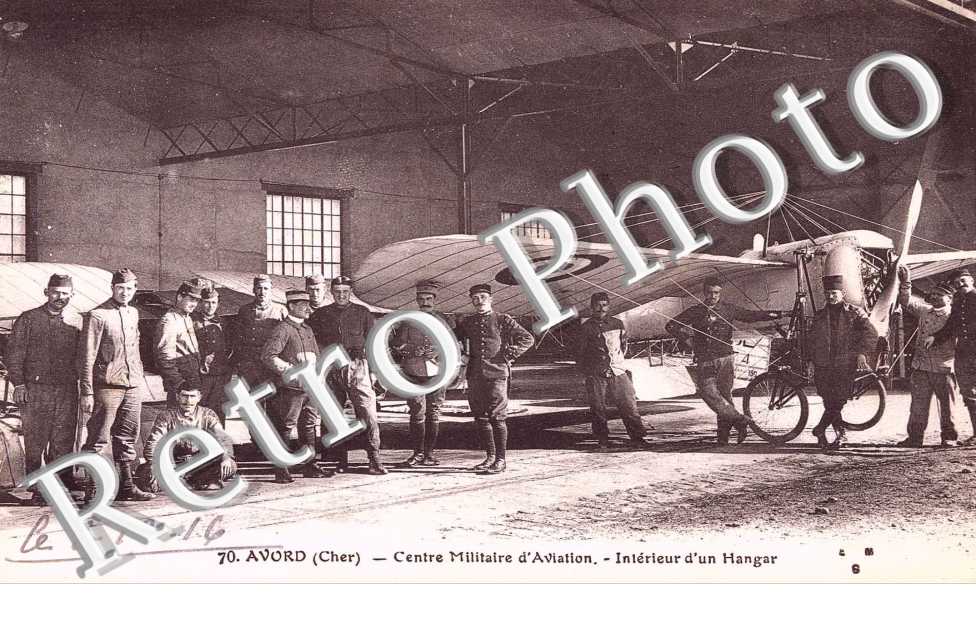 ecole militaire d'aviation- interieur d'un hangar