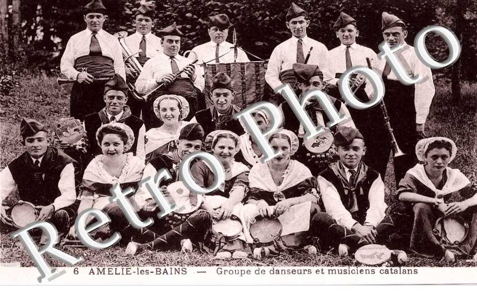 GROUPE DE DANSEURS ET MUSICIENS CATALANS