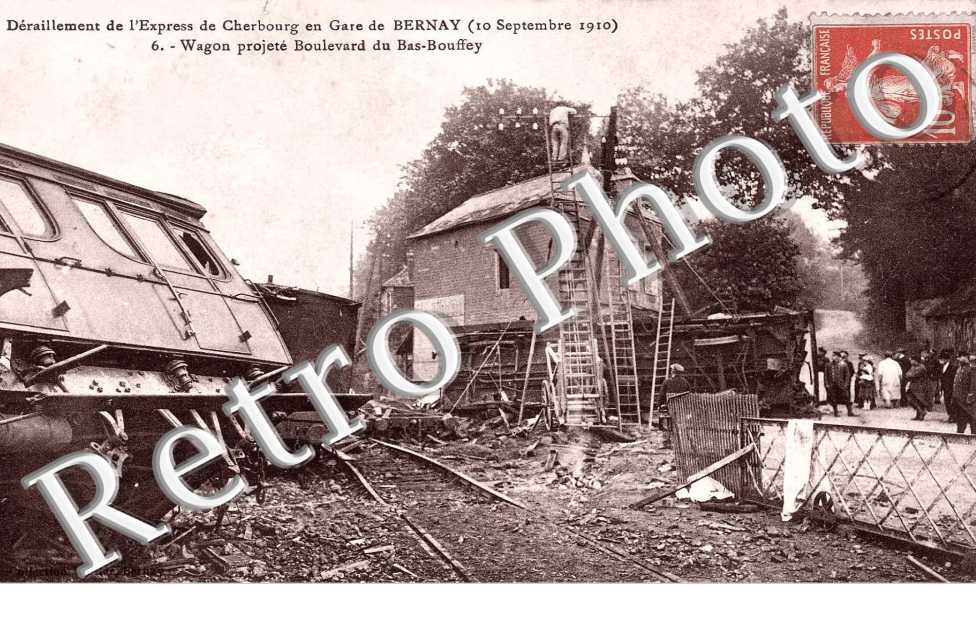 Deraillement de l'Express de Cherbourg en gare de Bernay (10 septembre 1910)  wagon projete boulevard du Bas-Bouffey