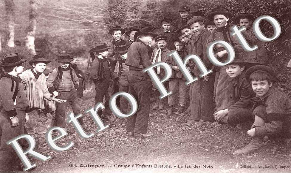Groupe d'enfants - Le jeu des noix