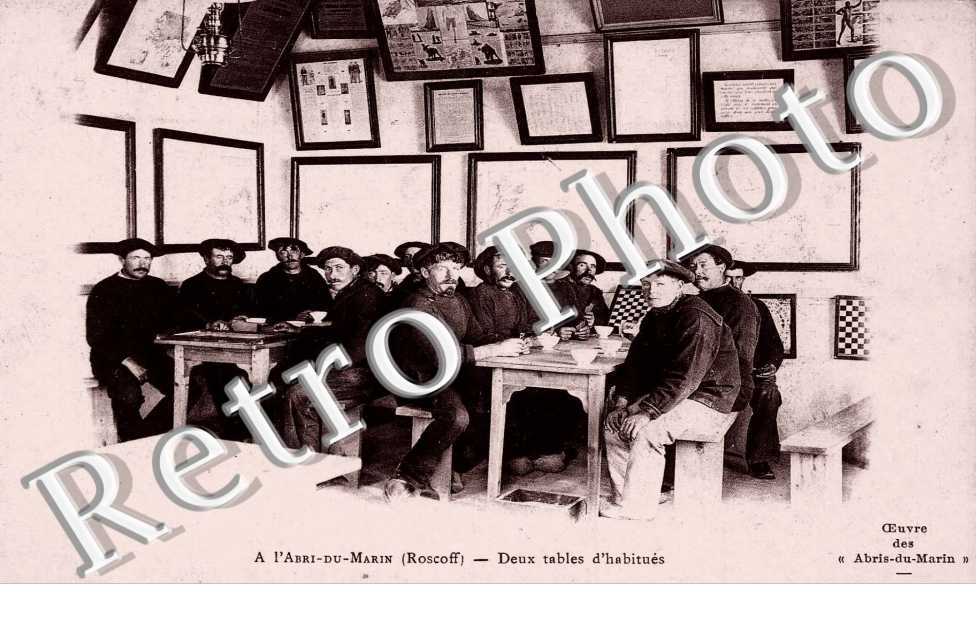 A l'abri du marin - deux tables d'habitues