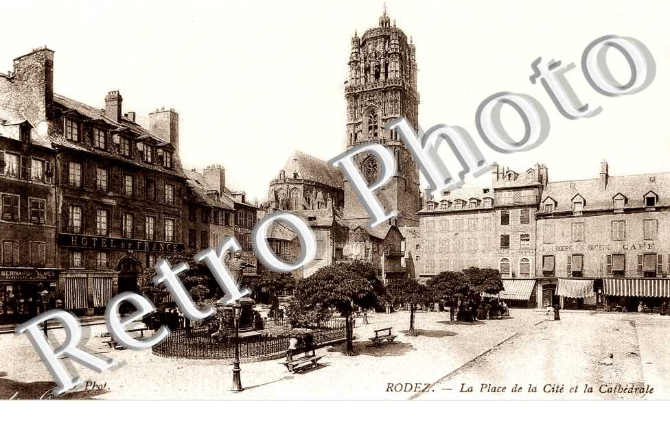 LA PLACE DE LA CITE ET LA CATHEDRALE