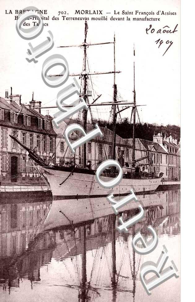 le saint francois d'assises, bateau hopital des terreneuvas mouillee devant la manufacture des tabacs