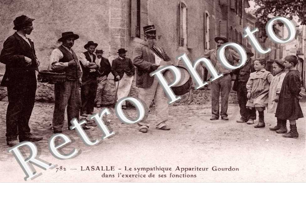 Le Sympathique Appariteur Gourdon dans l'exercice de ses fonctions