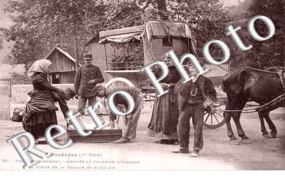 arrivee du courrier d'Espagne, la visite de la douane en plein-air, DOUANIER FRECHOU