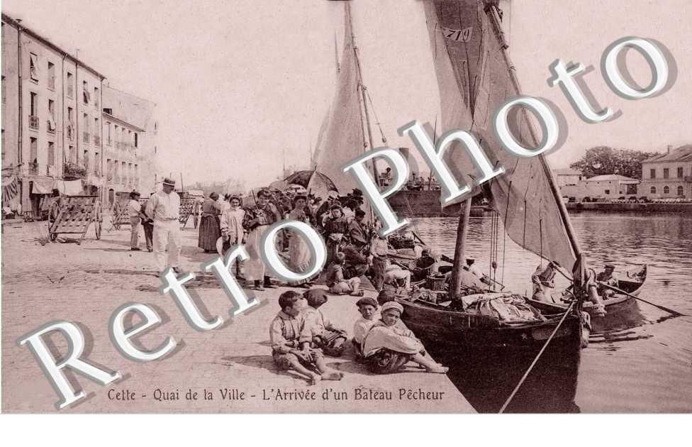 Quai de la ville, l'arrivée d'un bateau pêcheur