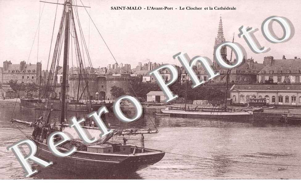 l'avant port le clocher de la cathedrale
