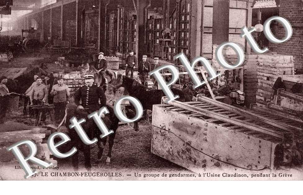 un groupe de gendarmes a l´usine claudinon pendant la greve