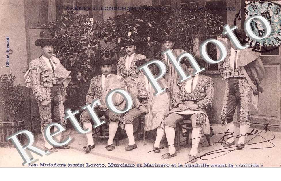 Arenes de Longchamp Courses de juillet 1906 Les taureaux dans l'arebe pendant que des charpentiers reparent le toril demoli a coups de cornes.
