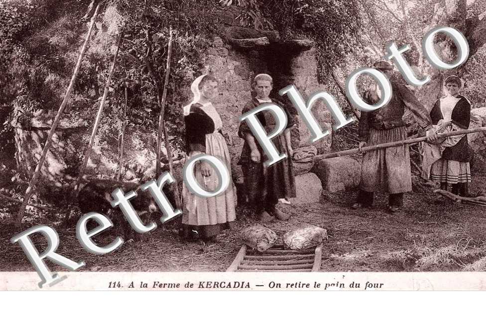 A LA FERME DE KERCADIA  ON RETIRE LE PAIN DU FOUR