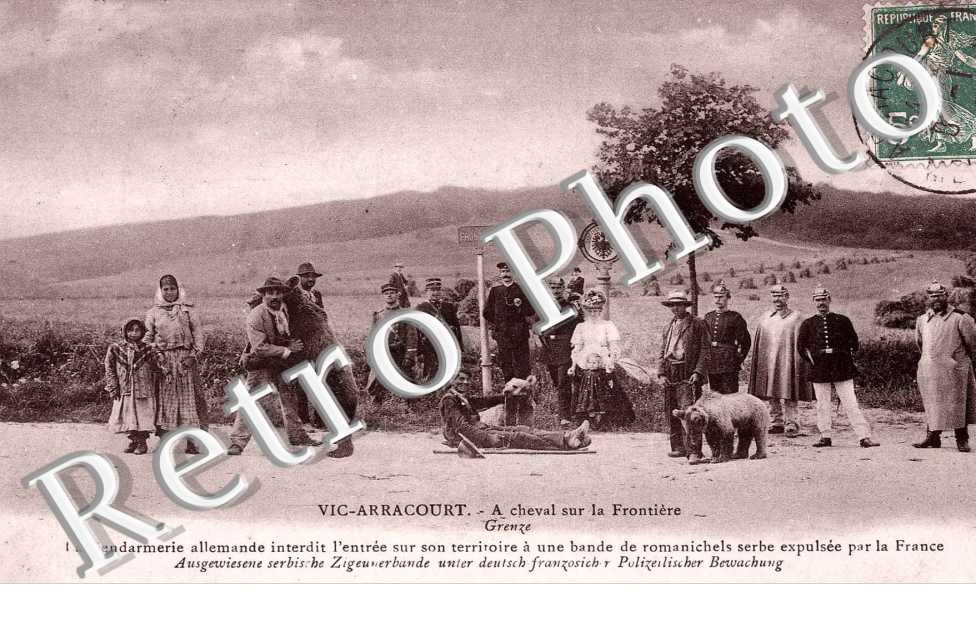 A CHEVAL SUR LA FRONTIERE la gendarmerie Allemande interdit l'entree sur son territoire a une bande de romanichels serbe expulsee de France