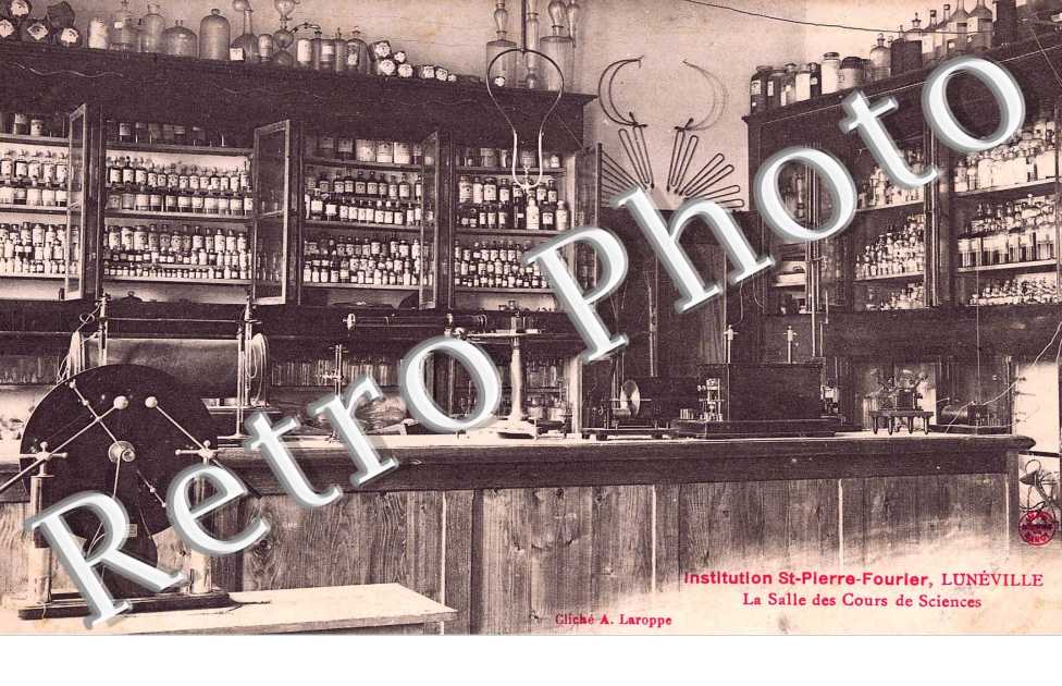 Institution St. Pierre Fourrier - La salle des cours de sciences