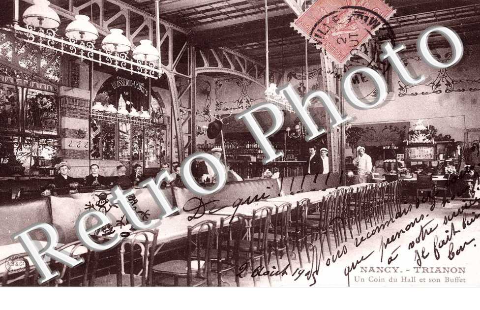 Un coin du hall et son buffet