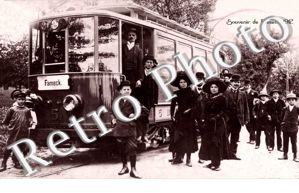 des personnes prises en photo devant un wagon