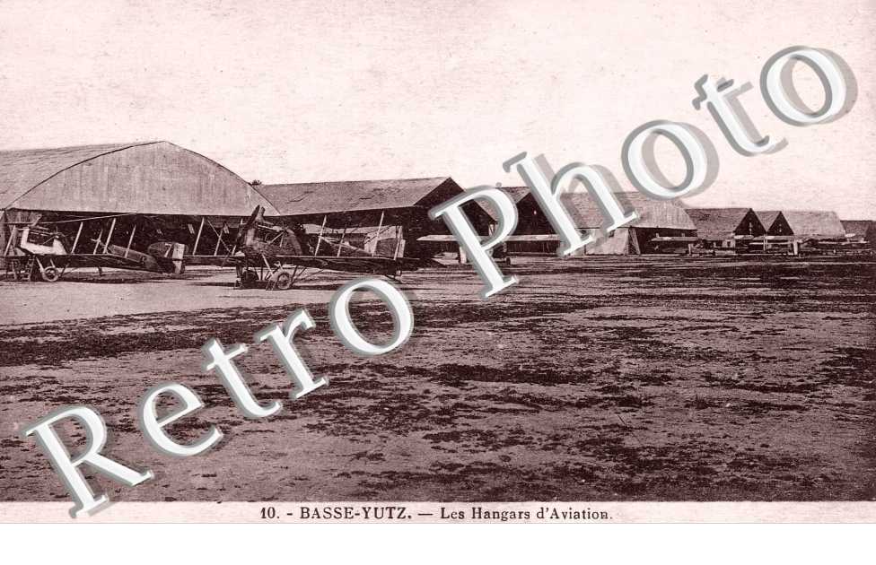 les hangars d'aviation