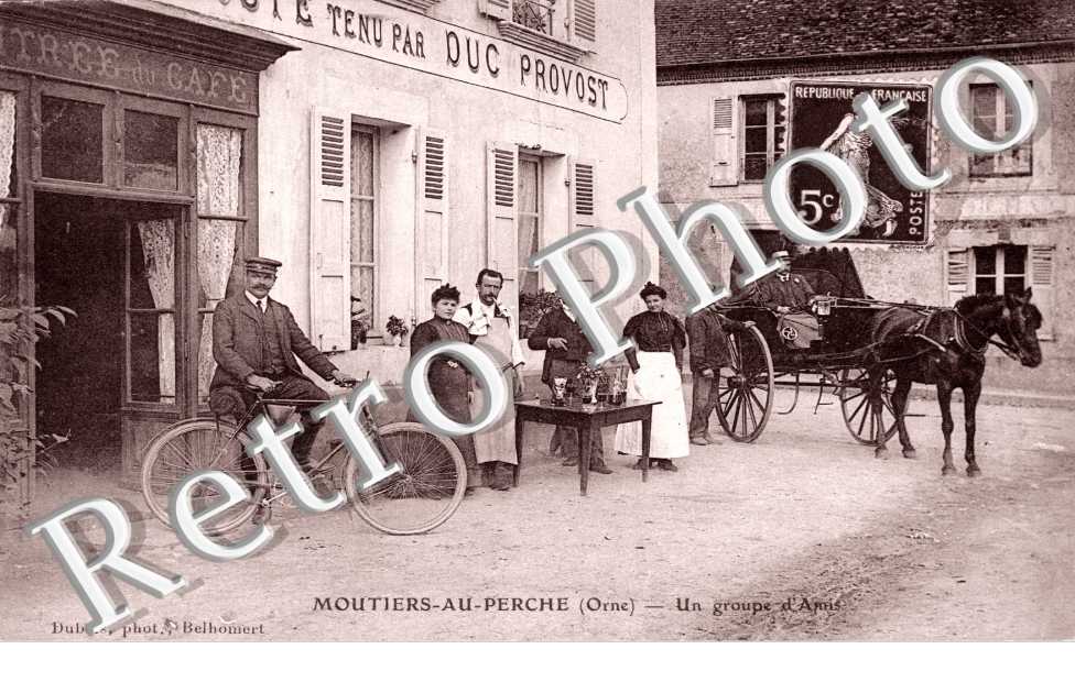 un groupe d'amis -  cafe tenu par Duc provost