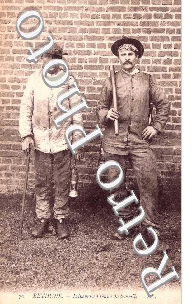 MINEURS EN TENUE DE TRAVAIL