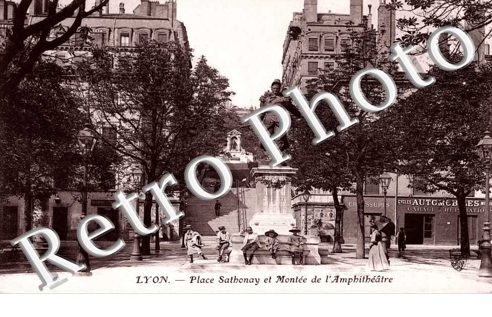 PLACE SATHONAY et montee de l'Amphitheatre