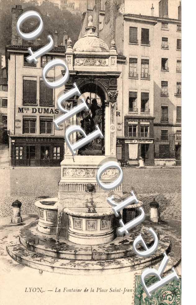 LA FONTAINE DE LA PLACE SAINT-JEAN