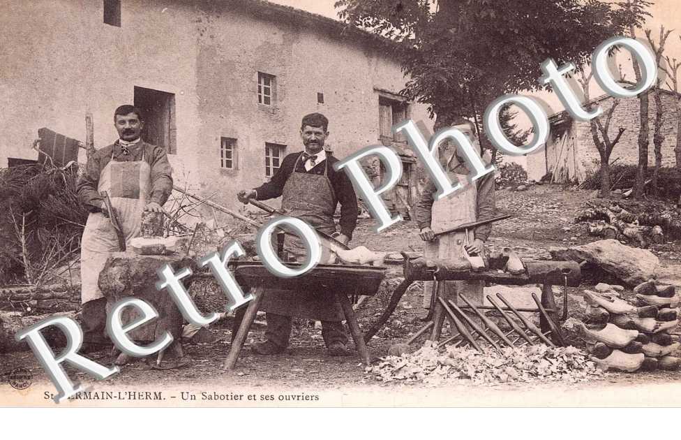 Un sabotier et ses ouvriers