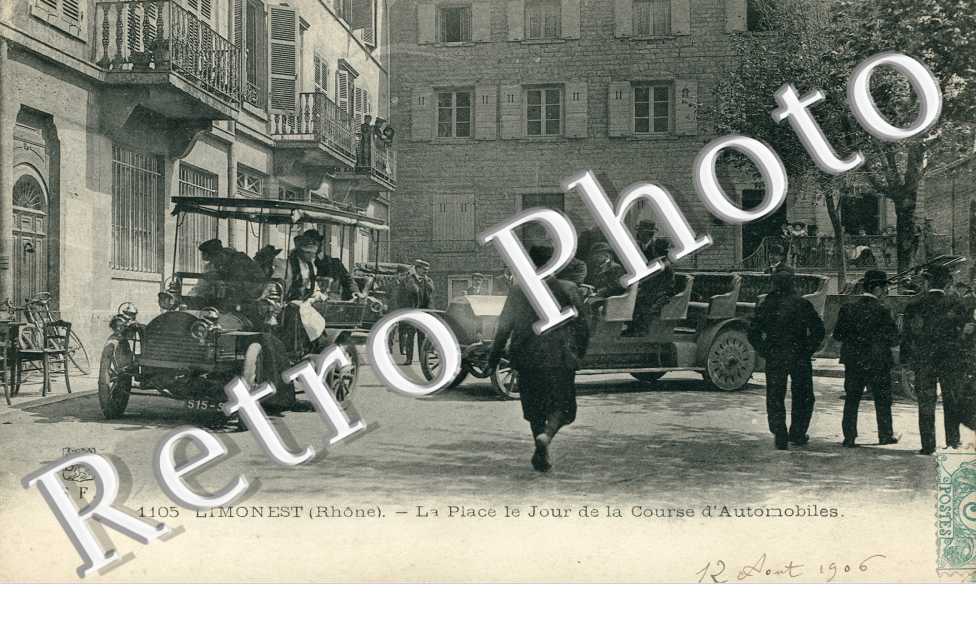 La place le jour de la course d'automobiles