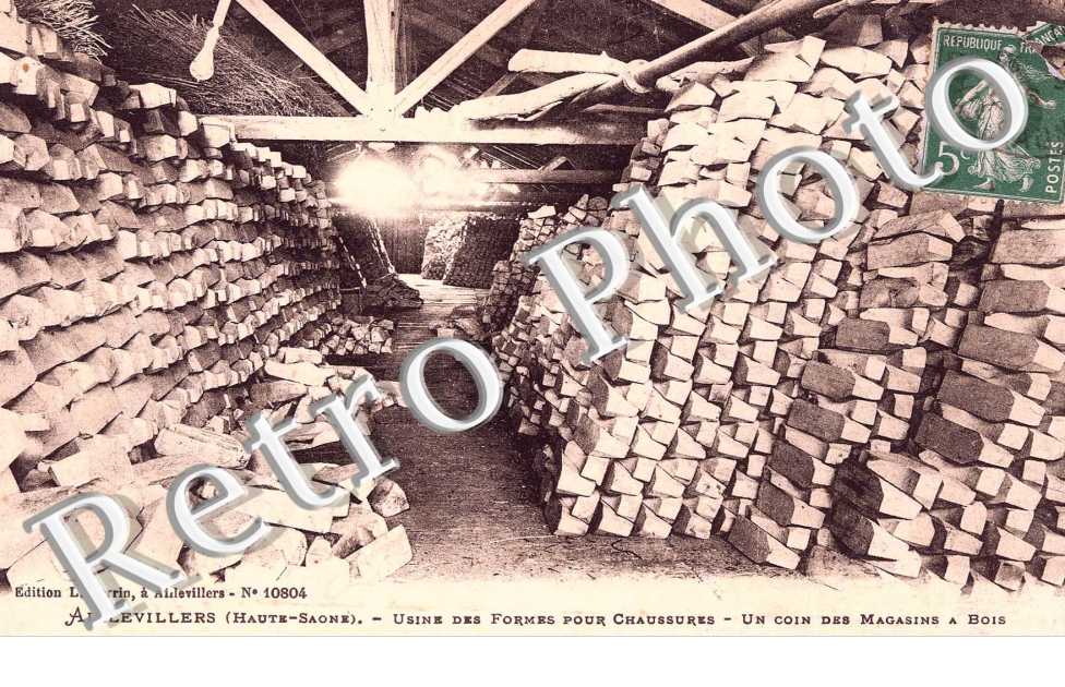 usine de formes pour chaussures. un coin des magasins a bois